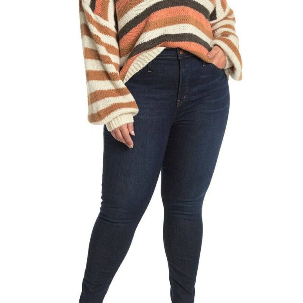 Women’s plus size Sierra CASLON jeans.(22W/24W)